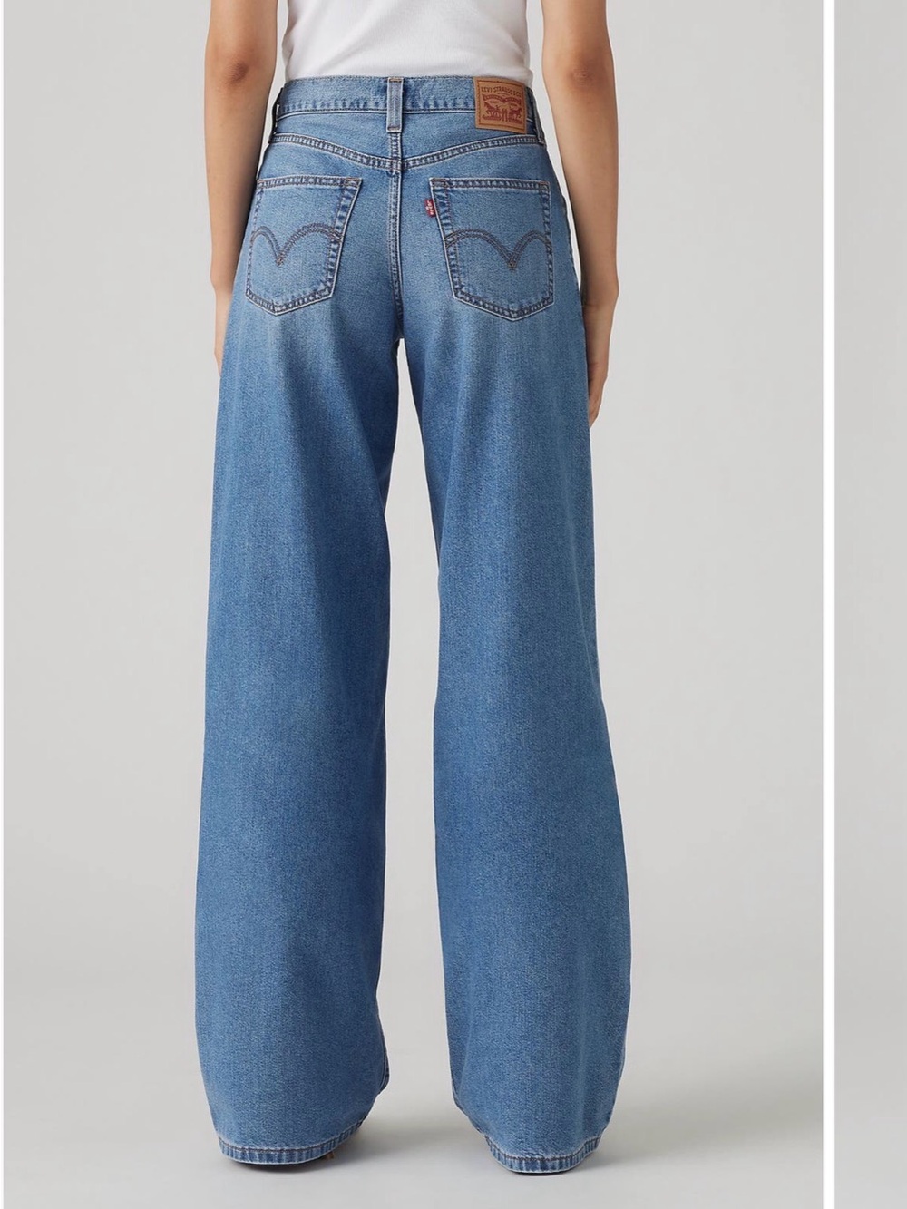 Levi's ‘94 Mid-Rise Baggy Wide-Leg Jeans in Light Blue Wash - Picture 2 of 5